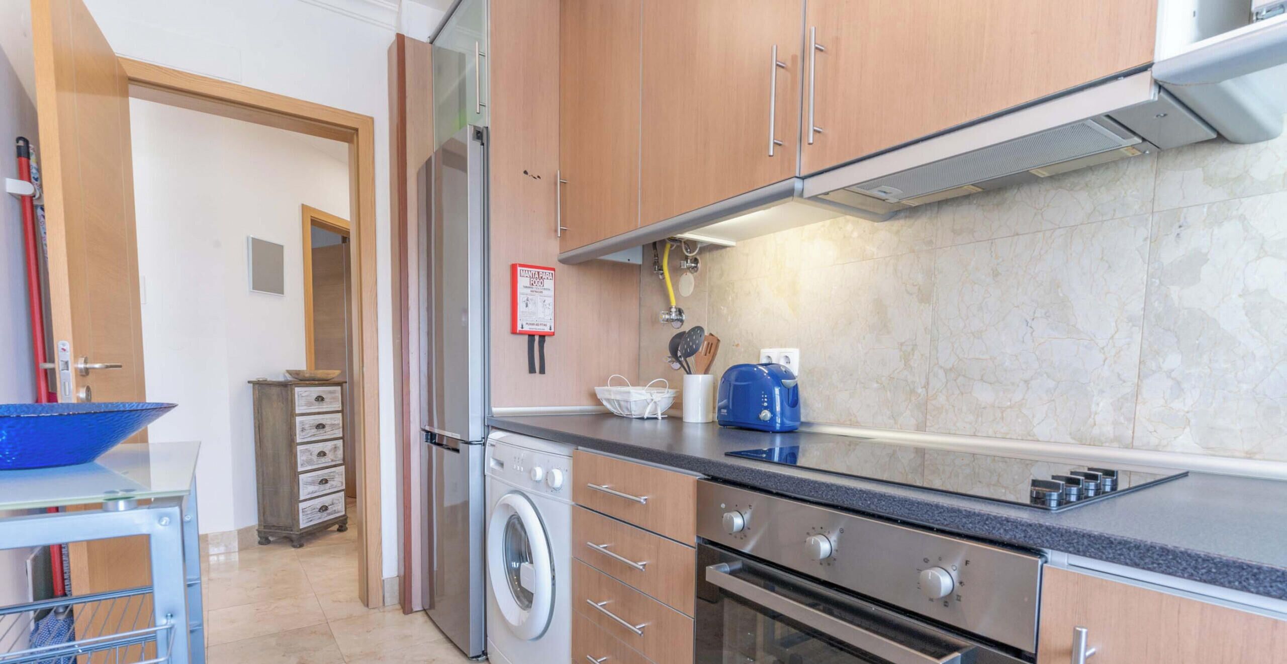 Jääkaappi, mikroaaltouuni, uuni, liesi