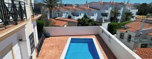 Une piscine sur le toit offrant une vue sur les bâtiments environnants.
