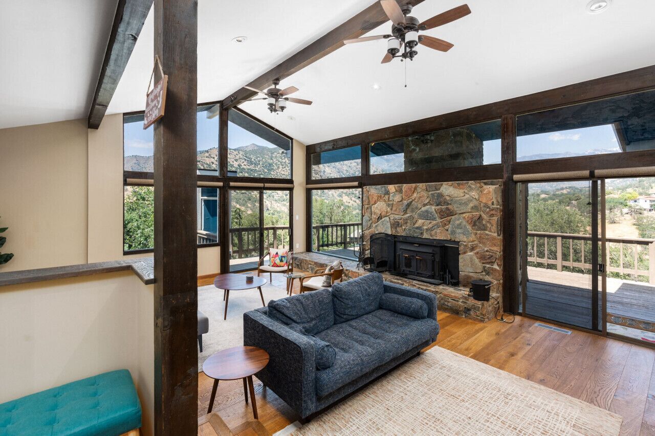 Smart-tv, een open haard en een stereo