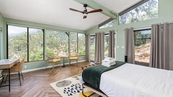 3 habitaciones, escritorio, tabla de planchar con plancha y wifi