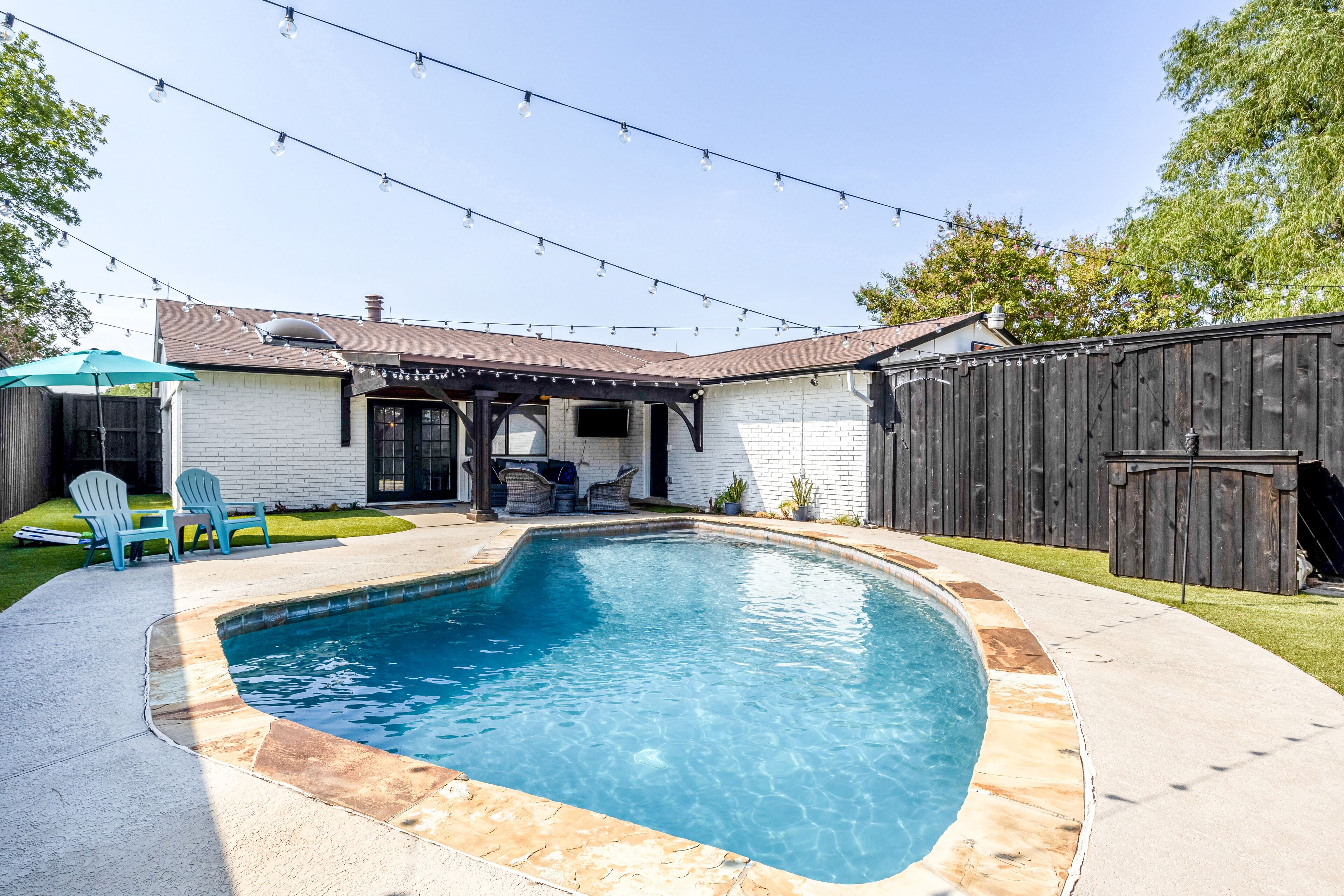 Cheerful Home- Pool, Backyard, 3 bdrm, Large fence