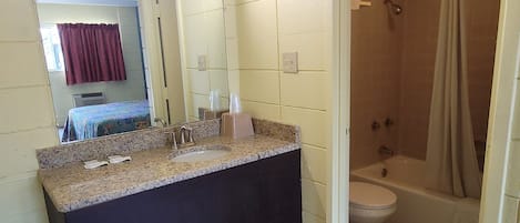 Ensemble douche/baignoire, douche à « effet pluie », serviettes fournies