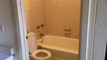 Basic Single Room | Bathroom | Towels