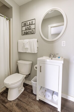 Apartment, 1 Queen Bed | Bathroom