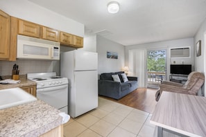 Apartment, Multiple Beds | Private kitchen | Fridge, microwave, oven, stovetop