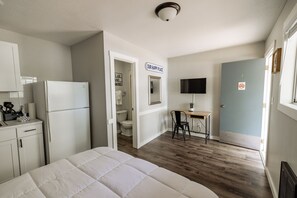 Apartment, 1 Queen Bed | 1 bedroom, free WiFi, bed sheets