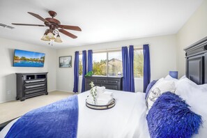 4 habitaciones, escritorio y tabla de planchar con plancha