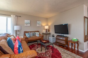 House, Multiple Beds, Balcony, Ocean View | Living room | 40-inch TV with digital channels, fireplace - Lucky Ewe (Gualala)