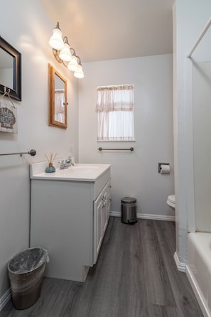 Bathroom - Lucky Ewe (Gualala)