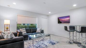 Ferienhaus, Mehrere Betten, Terrasse, Gartenblick (Delray Deco A) | Wohnbereich | 42-Zoll-Flachbildfernseher mit Digitalempfang