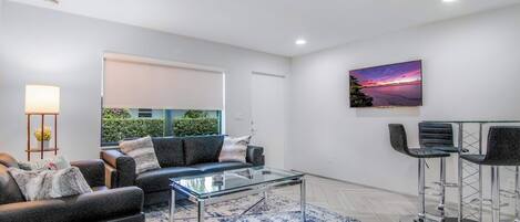 House, Multiple Beds, Patio, Garden View (Delray Deco A) | Living area