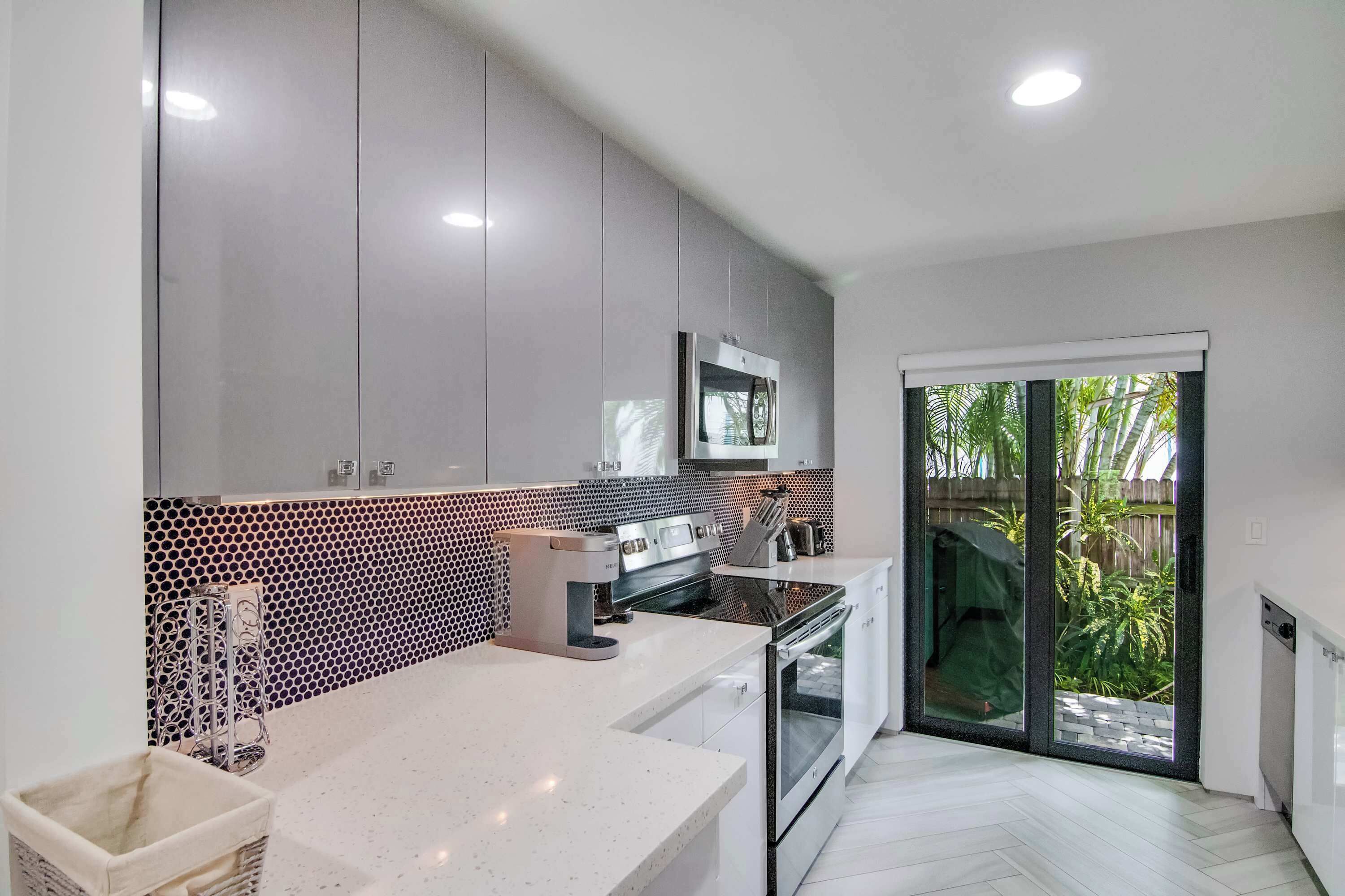 House, Multiple Beds, Patio, Garden View (Delray Deco A) | Private kitchen | Fridge, microwave, oven, stovetop