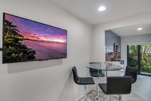 Nhà, nhiều giường, sân hiên, quang cảnh vườn (Delray Deco A) | Nội thất