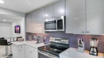 Hus - flere senge - terrasse - udsigt til have (Delray Deco A) | Privat køkken | Køleskab, mikrobølgeovn, ovn, kogeplade