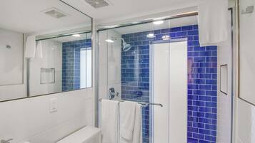 House, Multiple Beds, Patio, Garden View (Delray Deco A) | Bathroom | Shower, hair dryer, towels