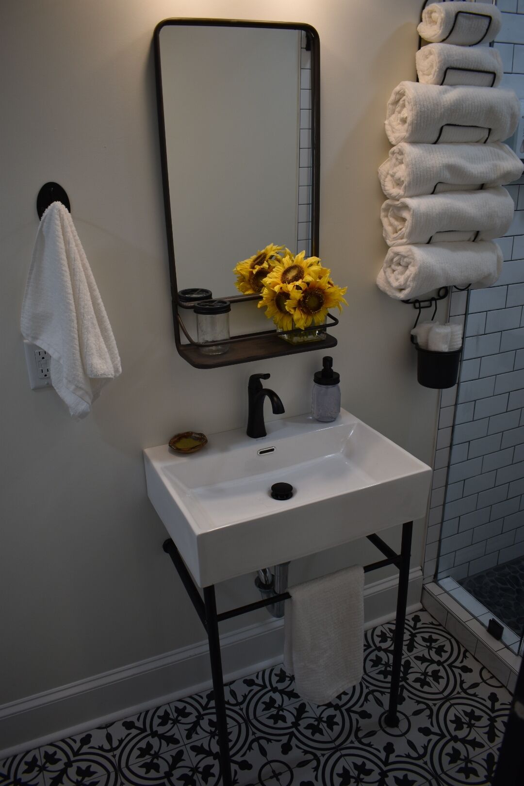 Chuveiro, secador de cabelo, toalhas de banho, sabonete