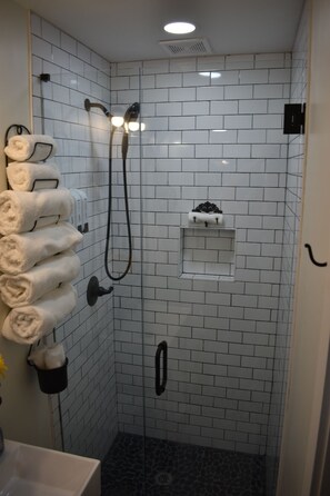 Dusche, Haartrockner, Handtücher, Seife