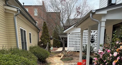 TINY WONDER guesthouse near town square