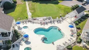 Alberca al aire libre y alberca climatizada