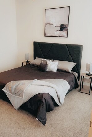 2 slaapkamers, een bureau, een strijkplank/strijkijzer, wifi