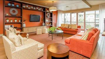 Een smart-tv, een open haard en een kantoor