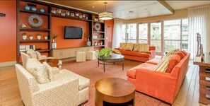 Een smart-tv, een open haard en een kantoor