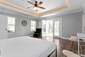 3 habitaciones, escritorio y tabla de planchar con plancha 