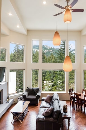Smart TV, fireplace, DVD player, books. Ski-in Ski-out Sasquatch Retreat @ Snoqualmie Pass