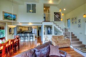 Smart TV, fireplace, DVD player, books - Ski-in Ski-out Sasquatch Retreat @ Snoqualmie Pass (Snoqualmie Pass)