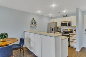 Fridge, microwave, oven, stovetop - Enclosed Patio! Golf-Course View Near Branson Strip (Branson)