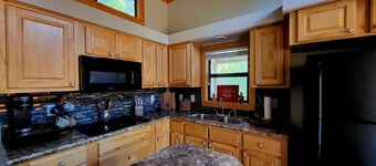 Cozy tiny home in the pines - 20 minutes from Canton and Lake Fork!