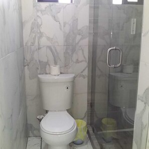 Quarto júnior | Banheiro | Produtos de toalete grátis, piso aquecido, toalhas de banho, sabonete