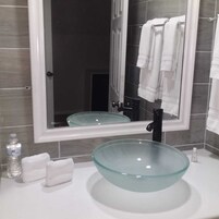 Habitación junior | Baño | Artículos de higiene personal gratuitos, suelo radiante, toallas y jabón