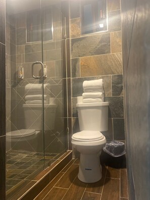 Quarto júnior | Banheiro | Produtos de toalete grátis, piso aquecido, toalhas de banho, sabonete