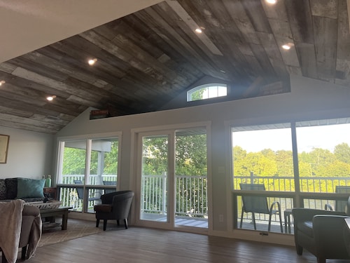 Lovely waterfront 2 bedroom apartment