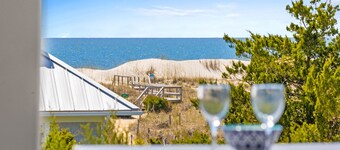 Stunning Ocean and Sunset Views Steps to South Beach Hot Tub and Pet Friendly