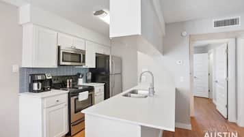Refrigerador, microondas, horno, placa de cocina