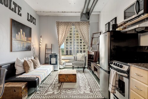 2 Full Beds, Free Parking Underground/Heated, 1 Bedroom Condo Downtown Central