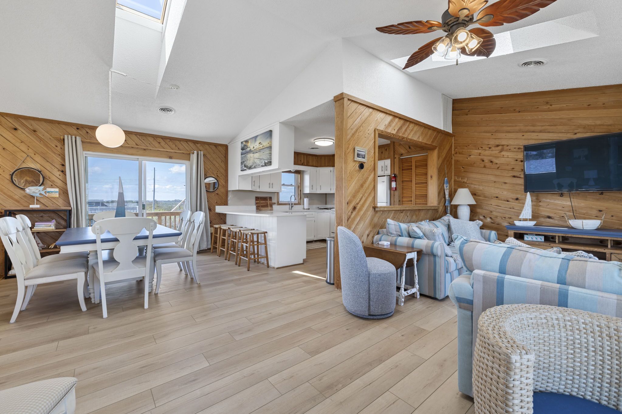 TV connectée, cheminée, livres, vidéothèque