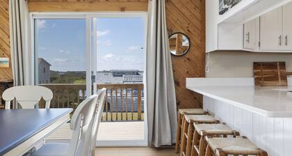 Wave Watcher - Amazing Ocean and Sound Views - One minute walk to the beach!
