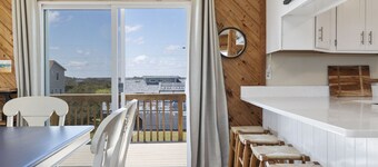 Wave Watcher - Amazing Ocean and Sound Views - One minute walk to the beach!