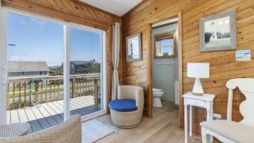 TV connectée, cheminée, livres, vidéothèque