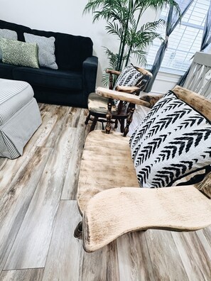 Een smart-tv en boeken