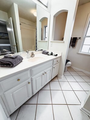 Bañera con ducha, secador de pelo, toallas, jabón