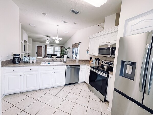 Jääkaappi, mikroaaltouuni, uuni, liesi