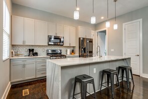 Fridge, microwave, oven, stovetop - East Nashville*Amazing PLACE* w/rooftop 😍 5 bedrooms  (Nashville)