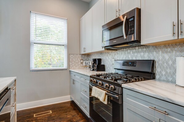 Køleskab, mikrobølgeovn, ovn, kogeplade