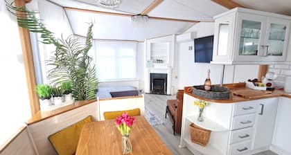 Lakes and woodlands Overstone Holiday Park