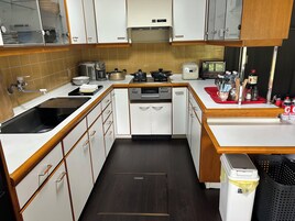 Refrigerador, microondas, placa de cocina, tetera/pava eléctrica