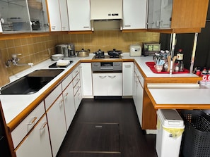 Refrigerador, microondas, placa de cocina, tetera/pava eléctrica